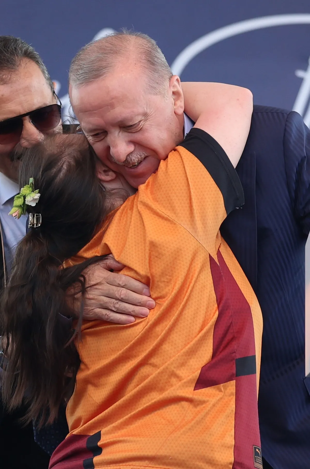 baskan-erdogana-sevgi-seli-down-sendromlu-minik-hayrani-sarilip-optu-1780074915452.jpeg Başkan Erdoğan’a sevgi seli: Down sendromlu minik hayranı sarılıp öptü-2