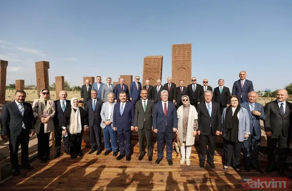 Malazgirt Zaferi'nin 951. yıl dönümünde Ahlat'tan coşku dolu kareler! Başkan Erdoğan ve Devlet Bahçeli Selçuklu mezarını ziyaret etti - 33