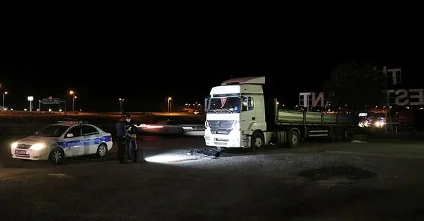 Adana’da tamir etmek istediği tırın altında kalan sürücü öldü