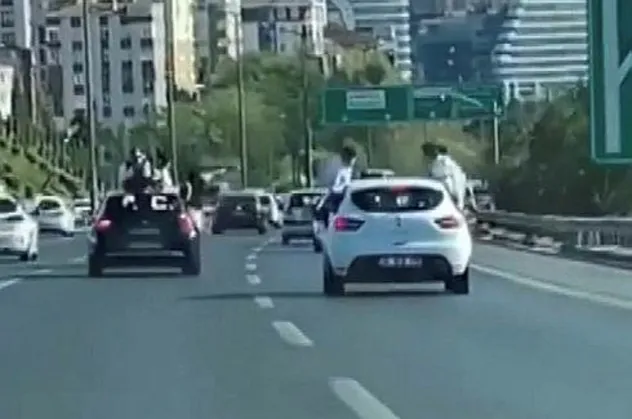 Ataşehir TEM Otoyolu'nda düğün konvoyunda yürekleri ağza getiren anlar kamerada! Trafikte fotoğraf çekimi yaptılar