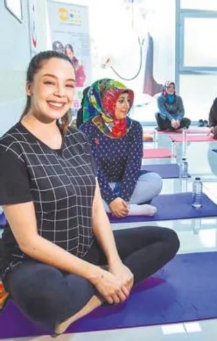 Azra Akın mülteci kadınlara moral verdi