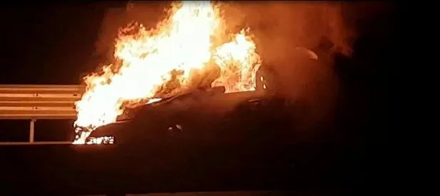 Hareket halindeki otombil alev alev yandı