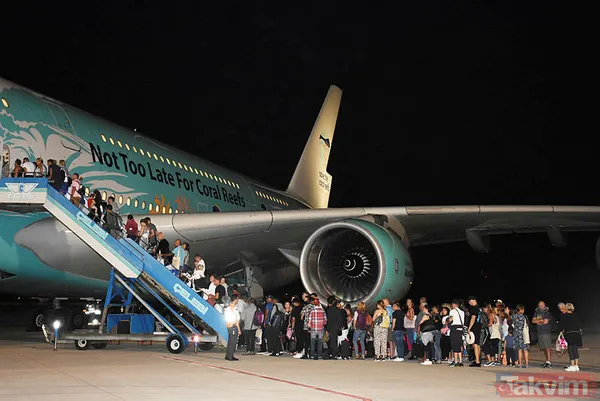 Thomas Cook Yolcularından Bazıları Dört Motorlu Airbus 380 Tipi Yolcu Uçağı İle Ülkelerine Döndü. Böylece Türkiye'ye İlk Kez A380 Tipi Uçak Ticari Uçuş...