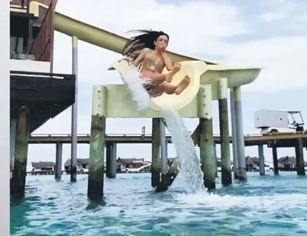 Rachel Araz yürekleri ağza getirdi! Gözünü kırpmadan köpek balıklarıyla dolu denize atladı