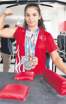 Gamze dünyanın bileğini büktü