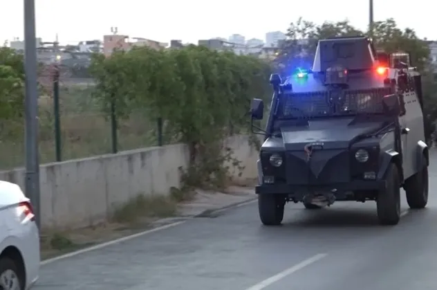 Adana'da 7 adrese DEAŞ baskını! Gözaltılar var