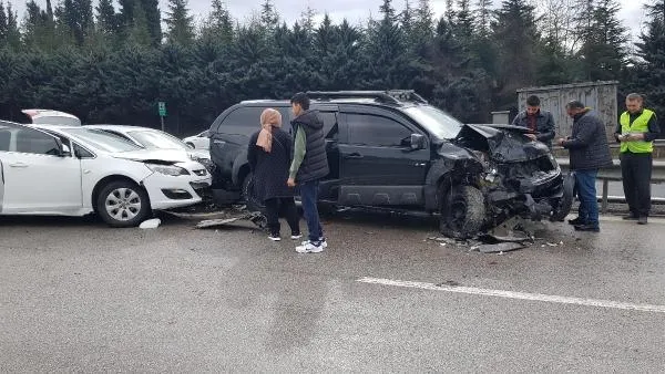 TEM Otoyolu Kocaeli geçişinde araçlar birbirine girdi: 11 yaralı-8