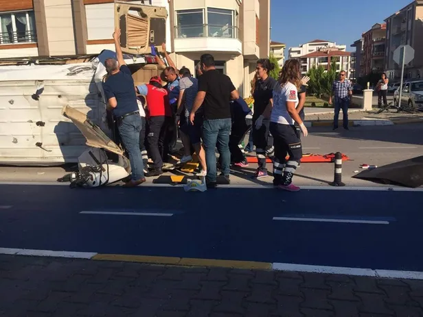 Son dakika: Balıkesir'de minibüsle otomobil çarpıştı: 1 ölü, 12 yaralı-4