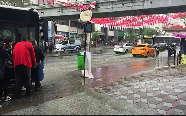Ankara'da aniden dolu bastırdı! Vatandaşlar zor anlar yaşadı-5