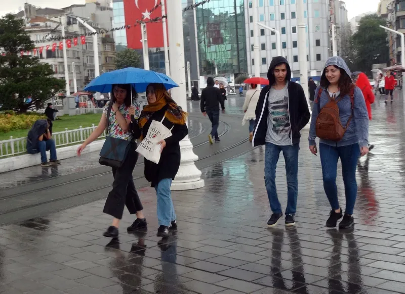 Meteoroloji uyarmıştı! Taksim'de vatandaşlar yağmura hazırlıksız yakalandı - 2