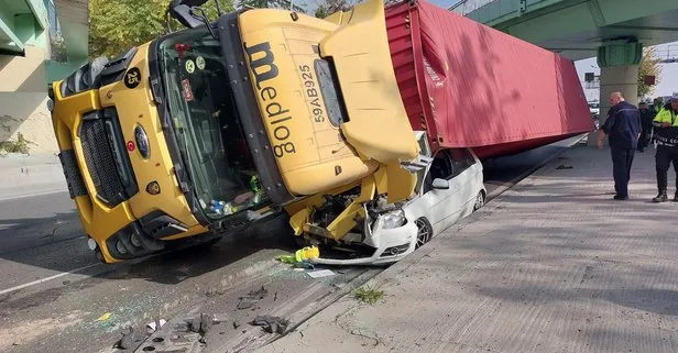 Ömürlük ha’tır’a! TIR’ın altında kalan otomobilden yara almadan kurtuldu