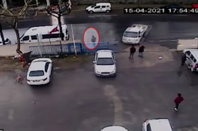 Güngören’de feci kaza! Yağışlı havanın etkisiyle kayan kamyonetin çarptığı yaya ağır yaralandı