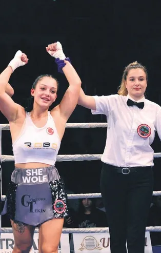 Türkiye’nin ilk profesyonel boks kadın hakemi olan Nazan Savaş gönülleri fethetti