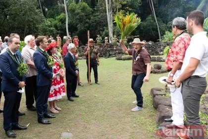 Fransa Cumhurbaşkanı Emmanuel Macron’un Fransız Polinezyası’nda ilginç anları! Boynuna çiçekleri doladılar
