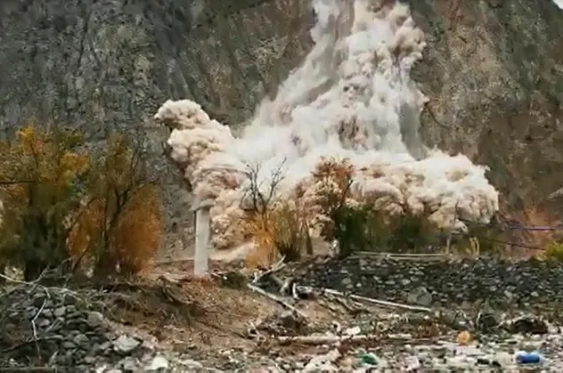 Artvin'de korkutan heyelan! O anlar kamerada