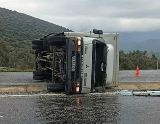 Feci kaza! Kontrolden çıkan kamyon yola devrildi