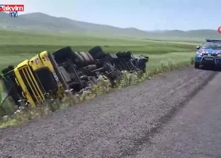 Ardahan’da TIR şarampole devrildi: 1 yaralı