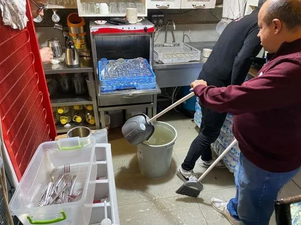 İzmir'de sağanak: Cadde ve sokaklar göle döndü!-9