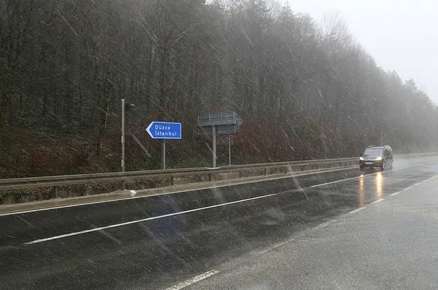 Bolu Dağı'nda kar yağışı etkili oluyor