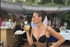 Seda Bakan, galadaki şıklığıyla ortalığı salladı! Derin göğüs ve göbek dekolteli elbisesinin fiyatı dudak uçuklattı
