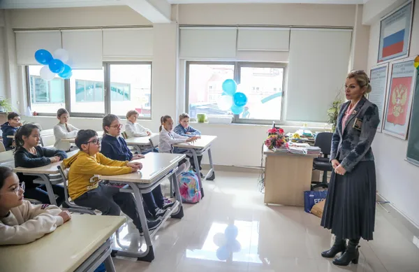 rusya-ukrayna-savasina-ragmen-antalyada-iki-ulkenin-ogrencileri-ayni-sinifta-okuyorlar-1645860159365.jpg Rusya Ukrayna savaşına rağmen Antalya'da iki ülkenin öğrencileri aynı sınıfta okuyorlar-9