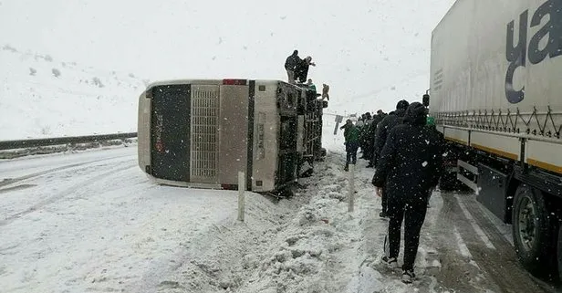 Bursaspor taraftarlarını taşıyan otobüs Erzurum’a giderken devrildi