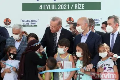 Başkan Recep Tayyip Erdoğan’a Rize’de sevgi seli! Çocuklara hediye verdi çay davetini geri çevirmedi...