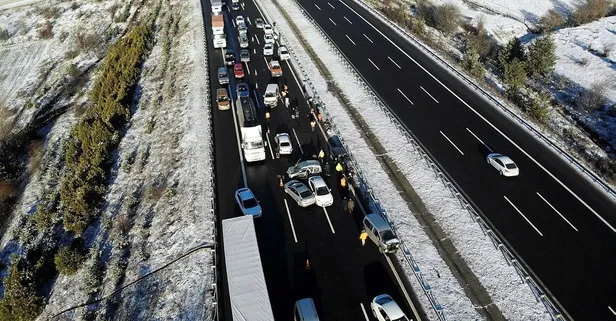 SON DAKİKA: TEM Otoyolu’nda zincirleme kaza! 9 araç birbirine girdi 4 kişi yaralandı