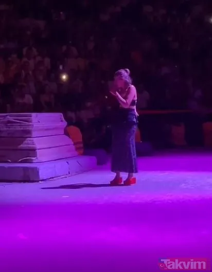 Yıldız Tilbe'nin uluorta kıyafeti düştü bir anda sütyeni ne var ne yoksa göründü! Hiç bir şey yokmuş gibi... - 11