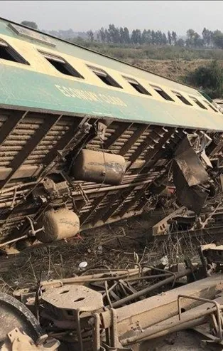 SON DAKİKA: Pakistan'da tren felaketi: Çok sayıda ölü ve yaralı var