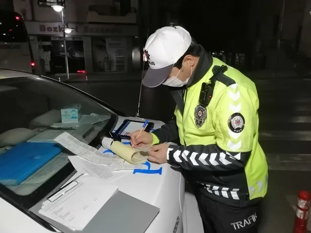 alkollu-arac-kullanirken-yakalanan-surucu-kendini-boyle-savundu-kanuna-karsi-boynumuz-kildan-ince-1635019039084.jpg Alkollü araç kullanırken yakalanan sürücü kendini böyle savundu: Kanuna karşı boynumuz kıldan ince-5