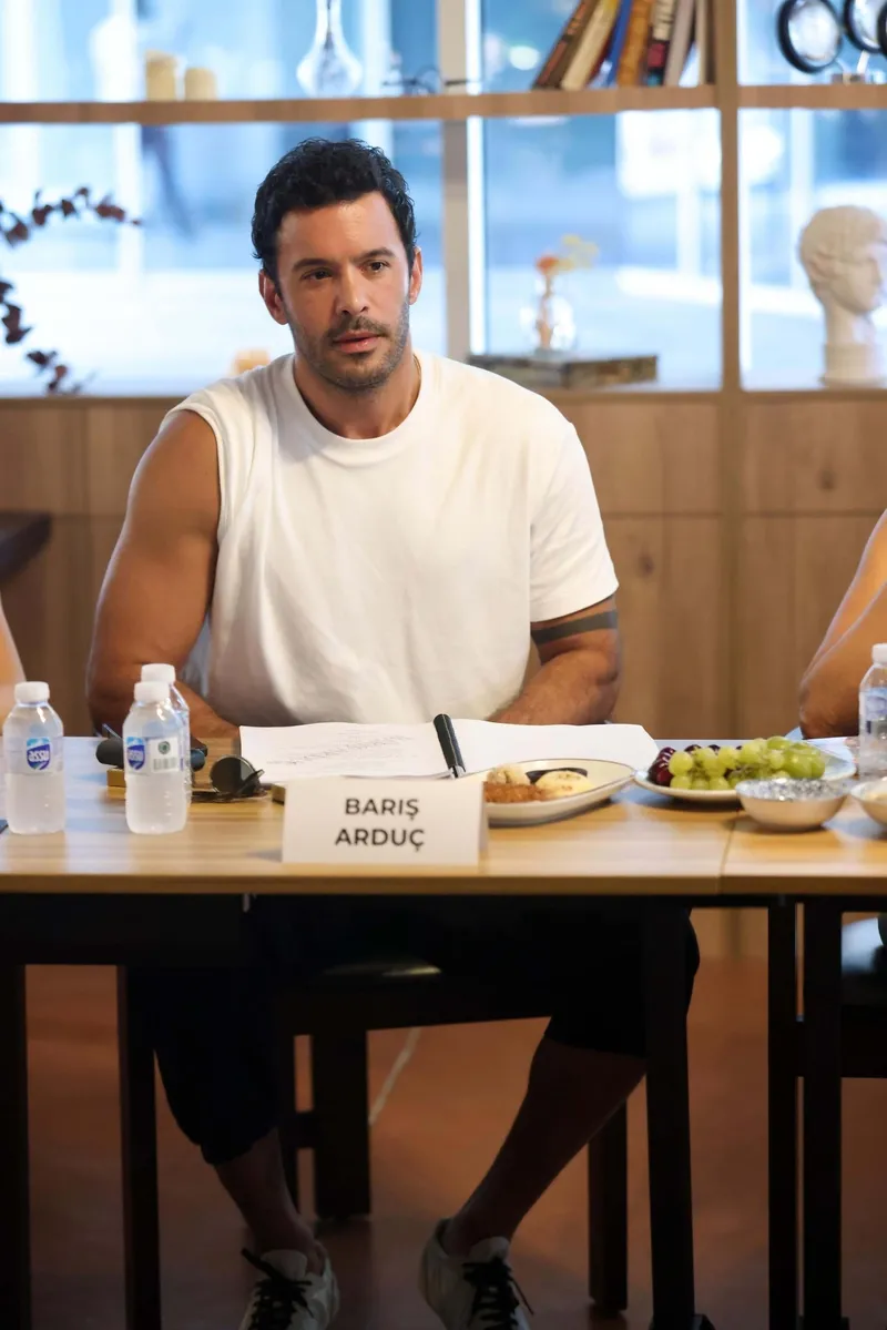 atvden-bir-bomba-dizi-daha-ask-ve-gozyasi-icin-okuma-provasi-yapildi-basrolde-hande-ercel-ile-baris-arduc-var-1754120920013.jpg Kaynak: atv