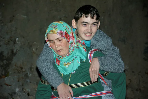 giresunda-fedakar-anne-engelli-oglu-servise-binsin-diye-1-km-sirtinda-tasiyor-1604385446559.jpg Giresun'da anne engelli oğlu servise binsin diye 1 km sırtında taşıyor - 1