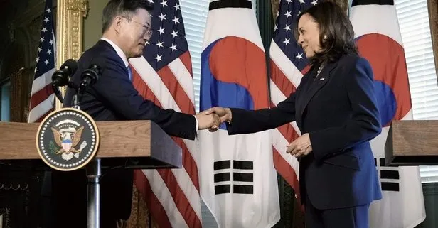 ABD Başkan Yardımcısı Kamala Harris Güney Kore Devlet Başkanı Moon ile tokalaştıktan sonra elini üzerine sildi - Takvim