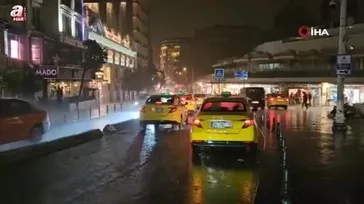 İstanbul'da beklenen yağış başladı! Sokaklar göl... Evleri su batı