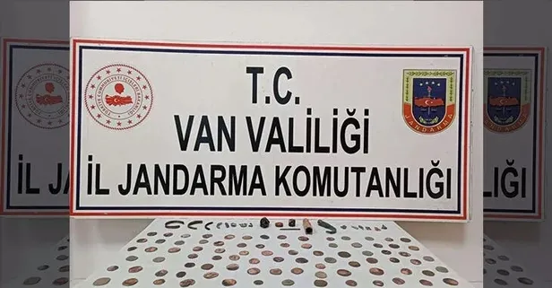 Van'da bir araçta 85 sikke ve 22 tarihi eser ile yakalandılar