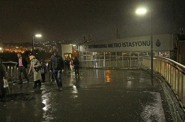 Metro istasyonunda raylara düşen kadın yaralandı