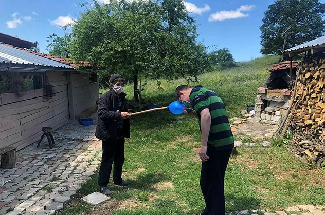 Bursa'da görülmemiş bayramlaşma! Sopanın ucundaki...