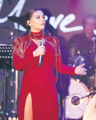 sahnenin-yildiz-isimleri-yilbasinda-hem-eglendi-hem-de-eglendirdi-hadise-simge-hande-yener-sibel-can-defne-sam-1672612424136.jpeg