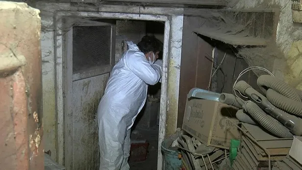 cop-evdeki-tuyler-urperten-gercek-olu-kedi-ve-kopekleri-saksiya-gomulmus-1641313978504.jpeg Çöp evdeki tüyler ürperten gerçek! Ölü kedi ve köpekleri saksıya gömülmüş...-2