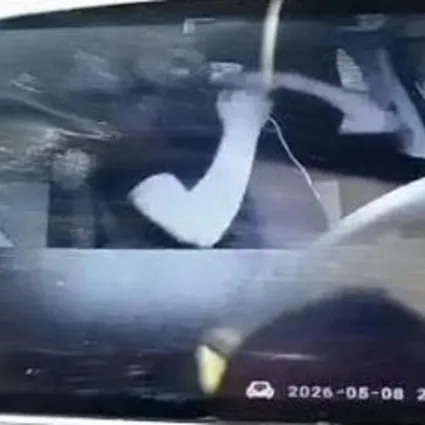 Taksiciye arka koltuktan ipli saldırı... Darp edip parasını çaldılar | Görüntüler ortaya çıktı, iki saldırgan aranıyor
