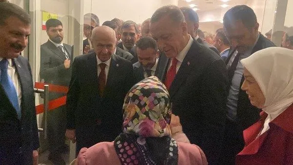 malatyali-fatma-teyzenin-baskan-erdogan-ile-bulusma-hayali-gercek-oldu-bahceli-elini-optu-1666979754529.jpeg