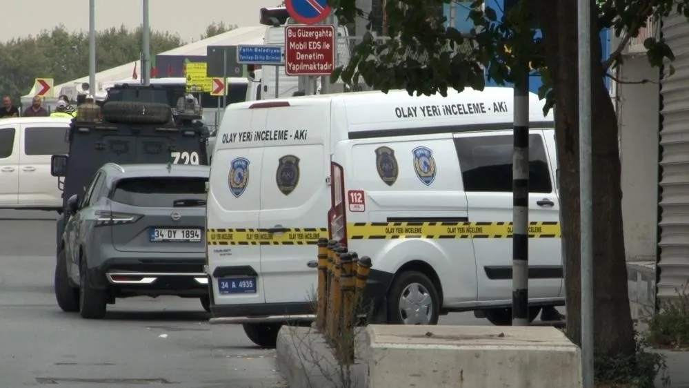 fatihte-polise-bicakli-saldiri-kacmaya-calisan-supheli-yakalandi-1786296564247.jpeg Fatih'te polise bıçaklı saldırı: Kaçmaya çalışan şüpheli yakalandı-3