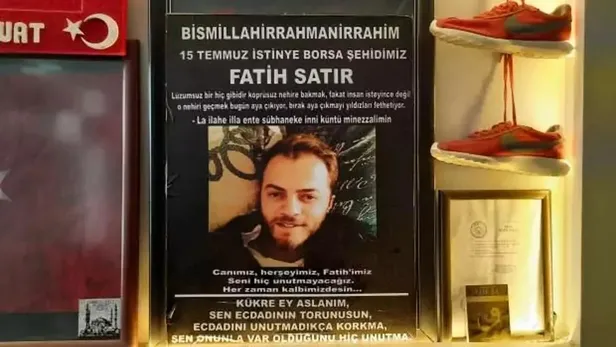 1689378642144.jpeg Satır satır dram! 15 Temmuz şehidi Fatih Satır’ın babası Turan Satır oğlunun kanlı ayakkabısına sarıldı-2