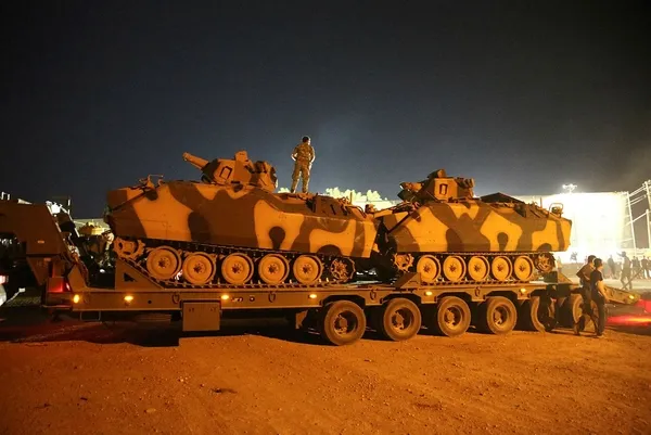 Askeri araçlar sınırda hazır bekliyor-7