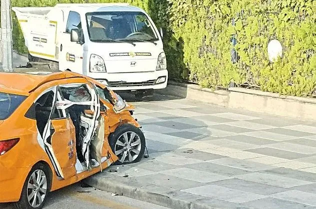 HDP'li vekillerin bulunduğu minibüs taksiyle çarpıştı: 1 ölü 9 yaralı
