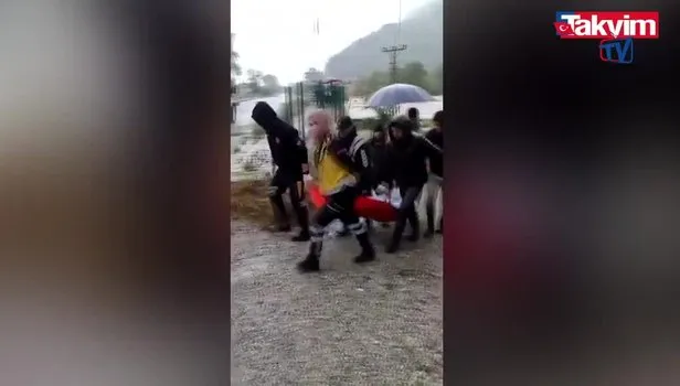 Kastamonu'da sel nedeniyle evinde mahsur kalan felçli Mustafa Çelik kurtarıldı
