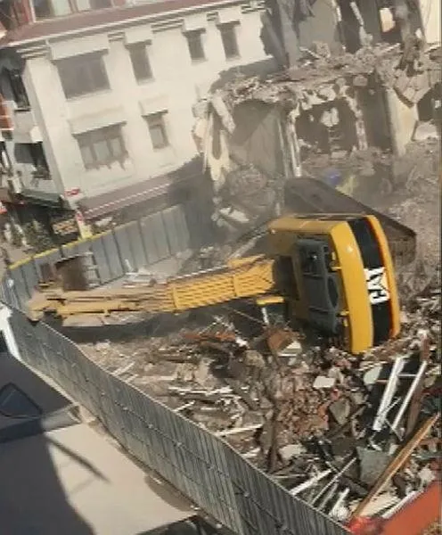 İstanbul Bakırköy'de yıkım yapan kepçe böyle devrildi! Korku dolu anlar-4