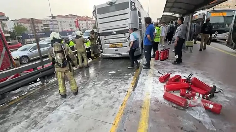Avcılar'da korkutan metrobüs yangını! Uzun araç kuyrukları oluştu