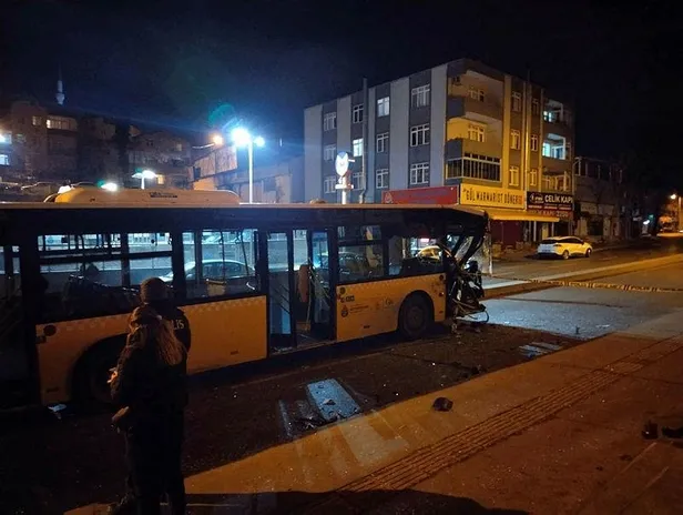 umraniyede-otomobil-ile-iett-otobusu-carpisti-5-yarali-1673492403724.jpeg